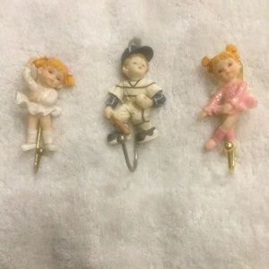 🌸NWOT🌸 3pcs Poly Stone Resin Wall Hooks  NEW